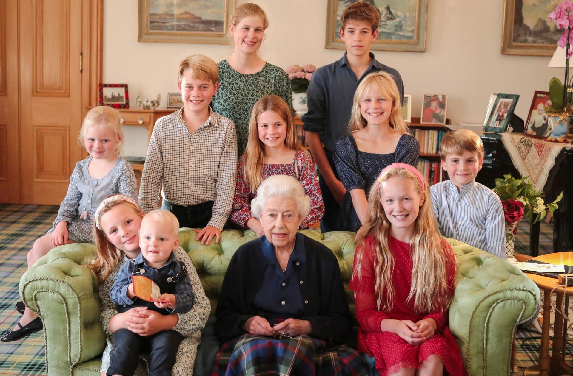 Rainha Elizabeth II é lembrada em seu aniversário em foto com netos e bisnetos
