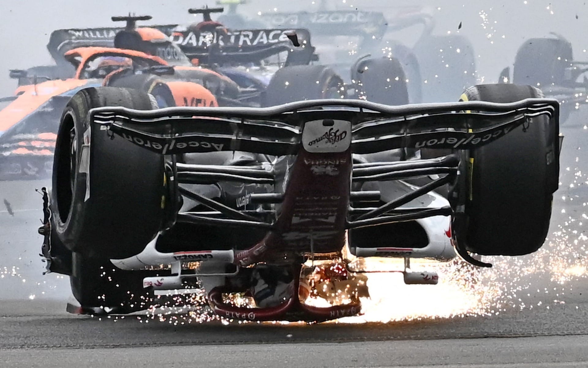 Halo foi eficiente ao proteger o crânio de Guanyu Zhou (Imagem; F1)