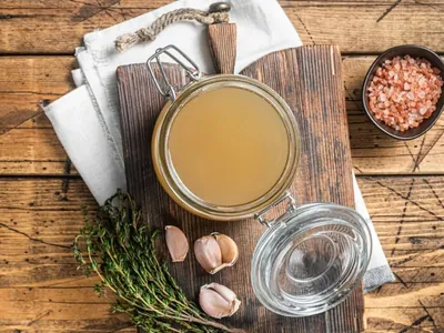 Caldo de frango caseiro fácil de fazer: aprenda receita da chef Carole Crema