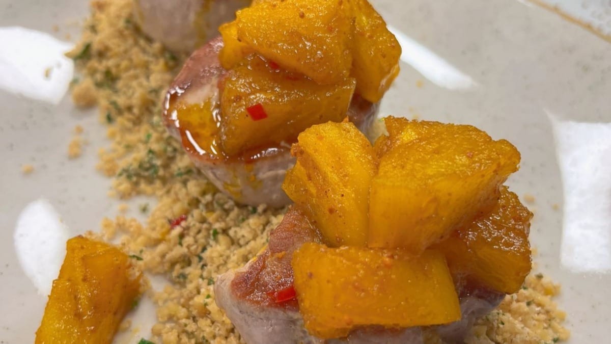 Filé mignon suíno ao molho de abacaxi com farofa crocante | Band Receitas