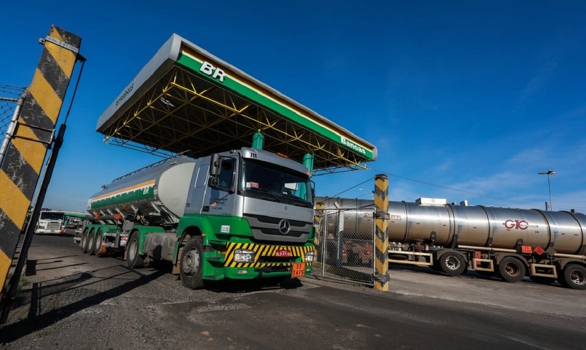 Petrobras anuncia redução no preço do diesel para as distribuidoras a partir desta terça (1º)