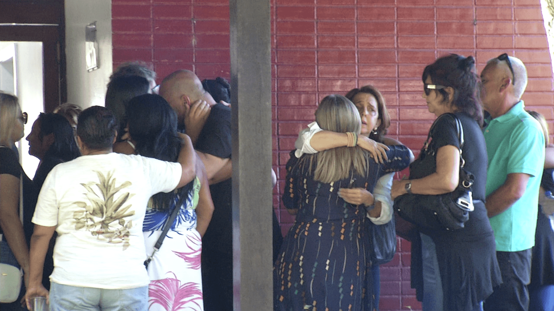Corpo de mulher que morreu baleada na Avenida Brasil é enterrado