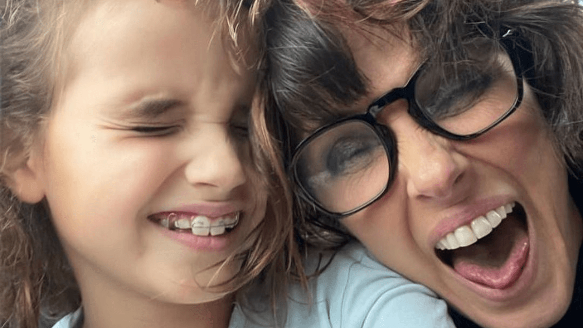 Helena Rizzo relembra cobrança ao se tornar mãe: “Fiquei angustiada”