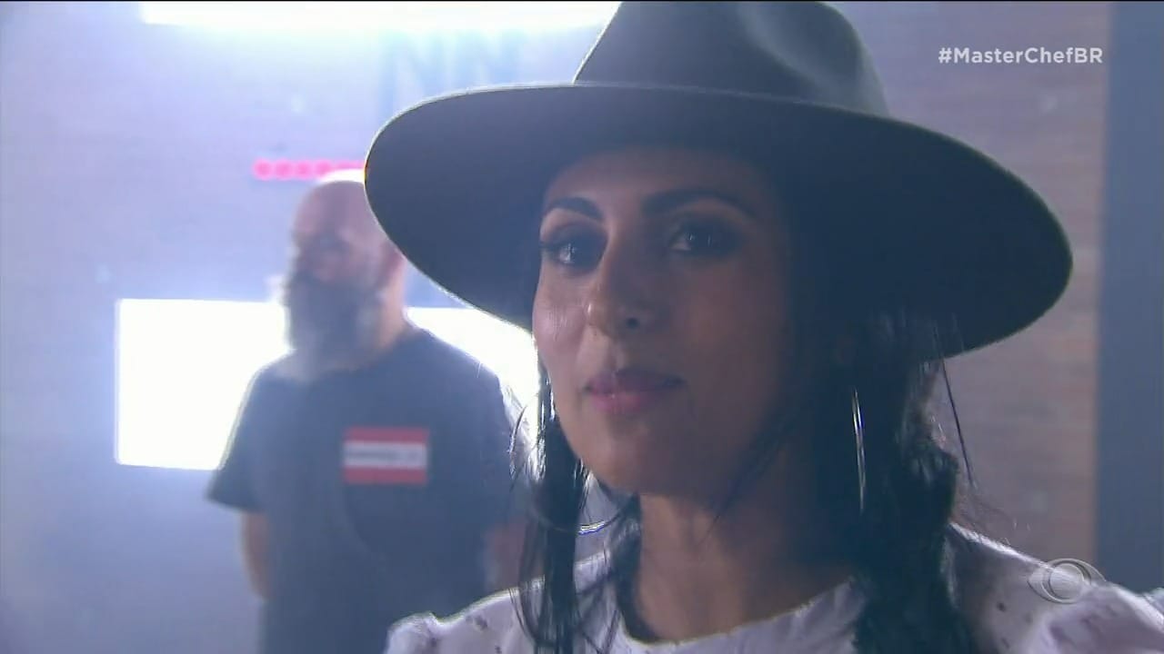 Gizele gosta de cantar música sertaneja; ela é uma das candidatas do MasterChef Brasil 2023