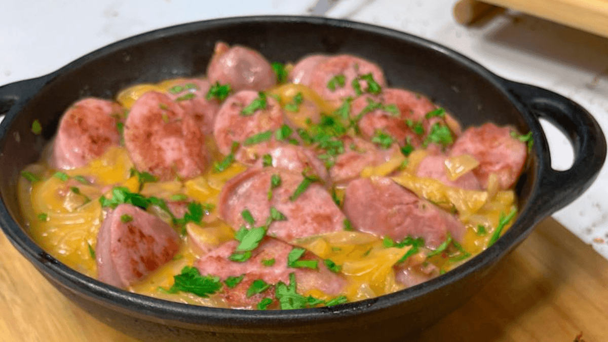 Linguiça ao molho de cerveja e cebola com pão de alho | Band Receitas