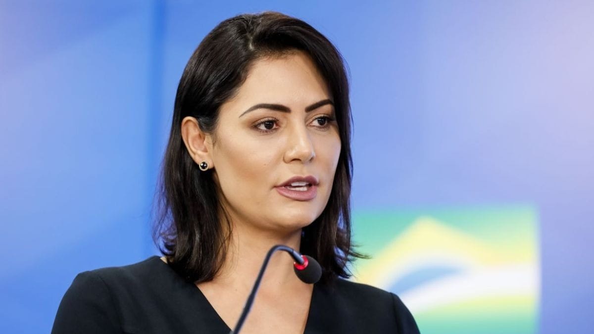 'Perseguidos, mas não abandonados', diz Michelle Bolsonaro em dia de julgamento