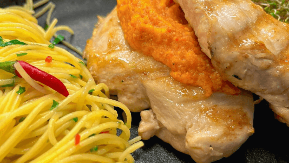Peito de frango ao molho romesco e macarrão com ervas | Band Receitas