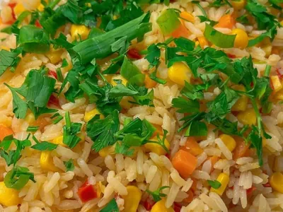 Arroz à grega com passas fica pronto em 30 minutos
