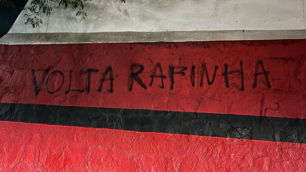 Muros da Gávea são pichados após empate do Flamengo contra o Racing