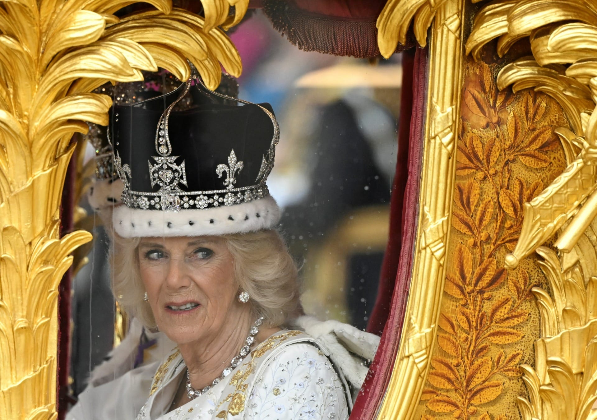 Camilla é coroada rainha da Inglaterra e web reage: 'Amante'