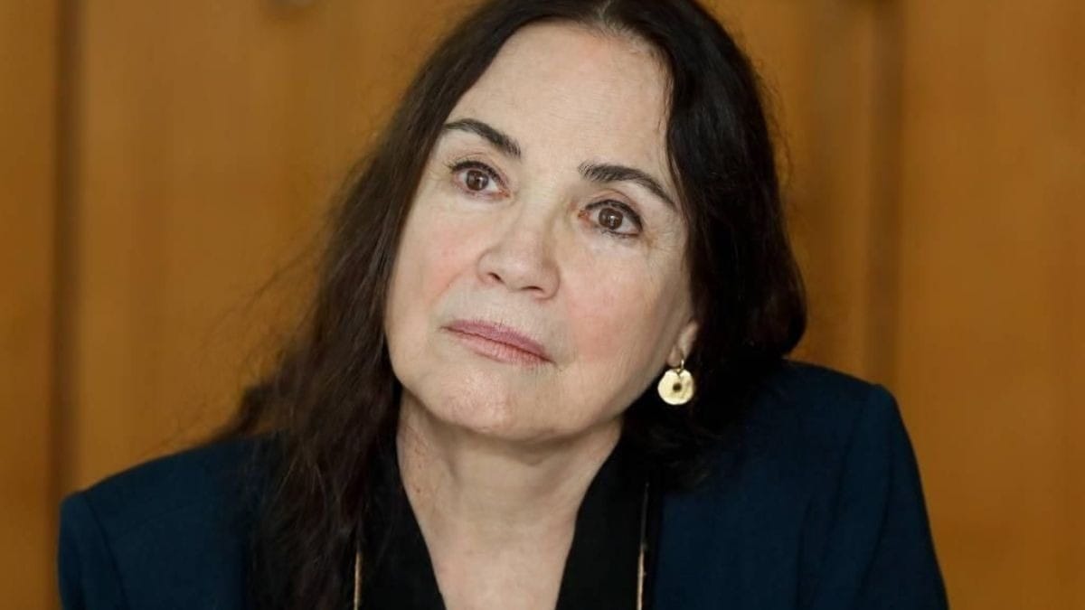 Regina Duarte aparece em cadeira de rodas em evento em São Paulo
