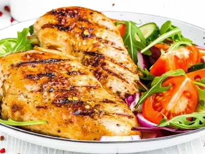 Peito de frango perfeito: chef dá dicas para deixar a carne dourada e macia