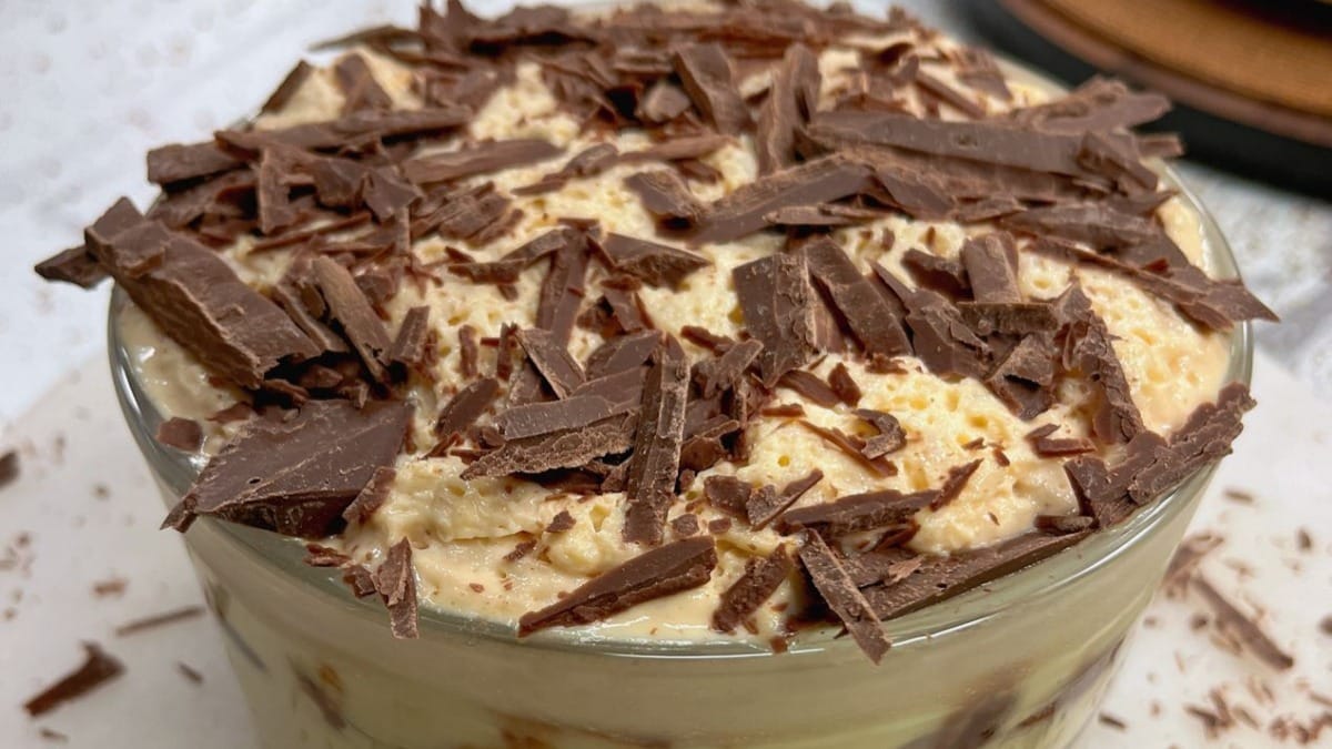 Pavê de creme com raspas de chocolate | Band Receitas