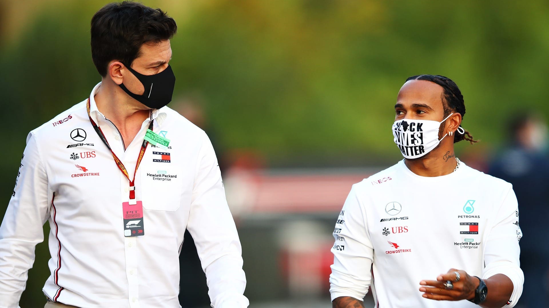 Chefe da Mercedes rechaça rumores de oferta da Ferrari por Hamilton
