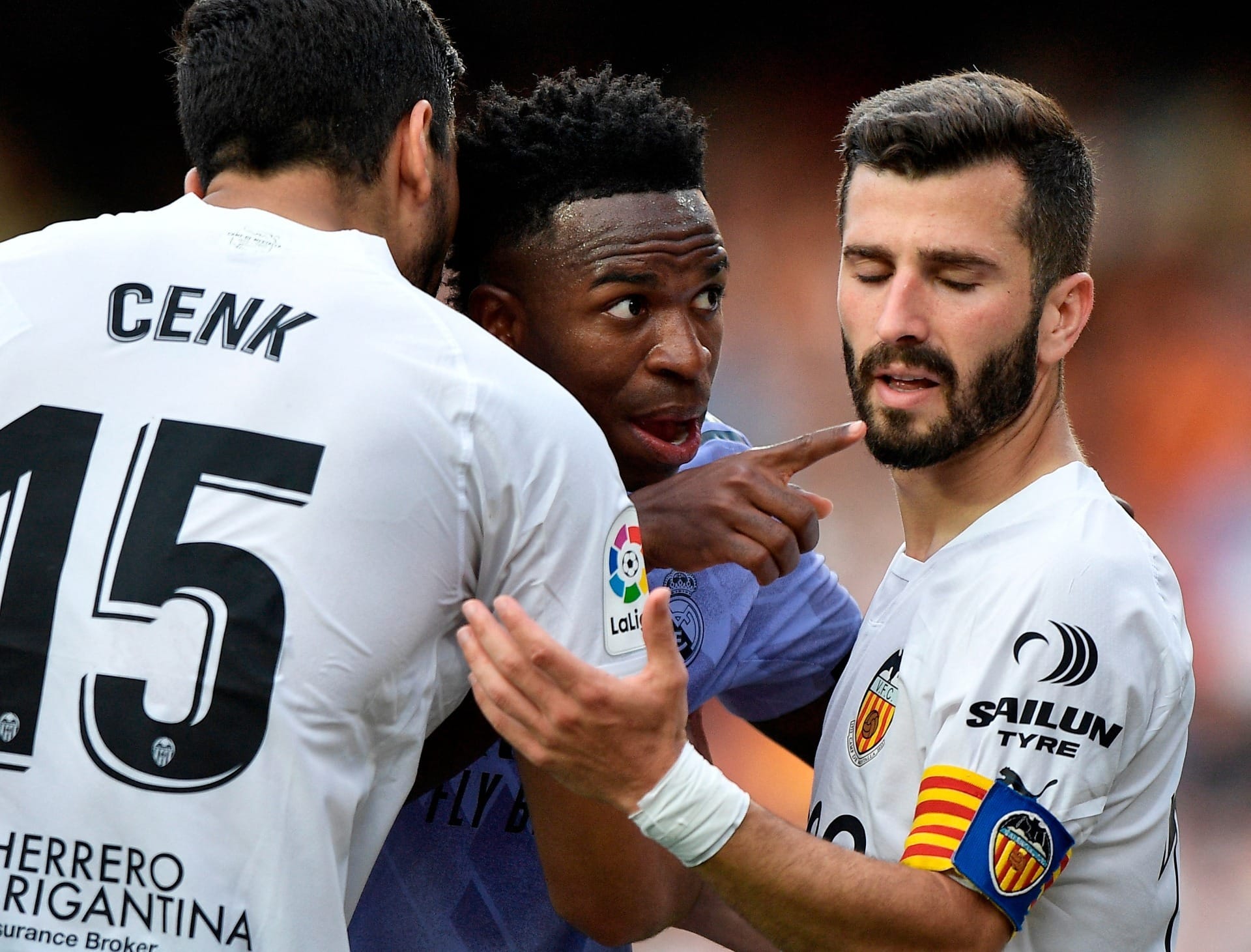 Valencia condena racismo a Vini Jr. e promete expulsar torcedores de estádio