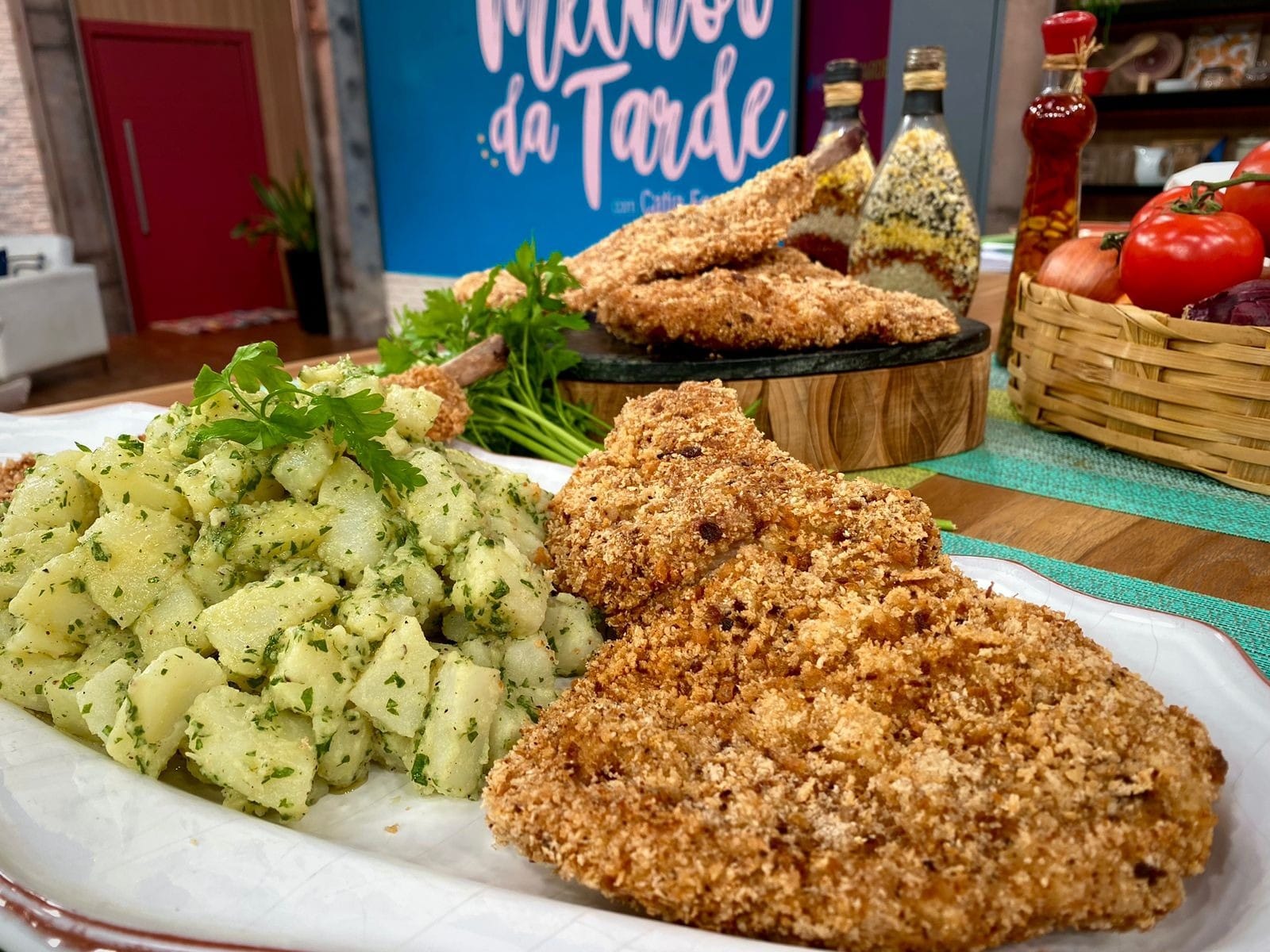 Cotoletta à milanesa com salada morna de batatas | Band Receitas
