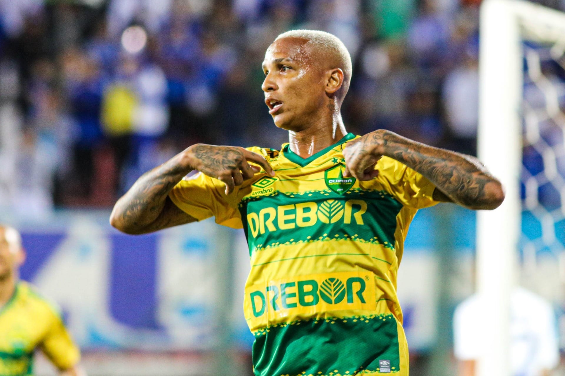 Deyverson sai em defesa de Vinicius Júnior: "Racismo não tem que existir"