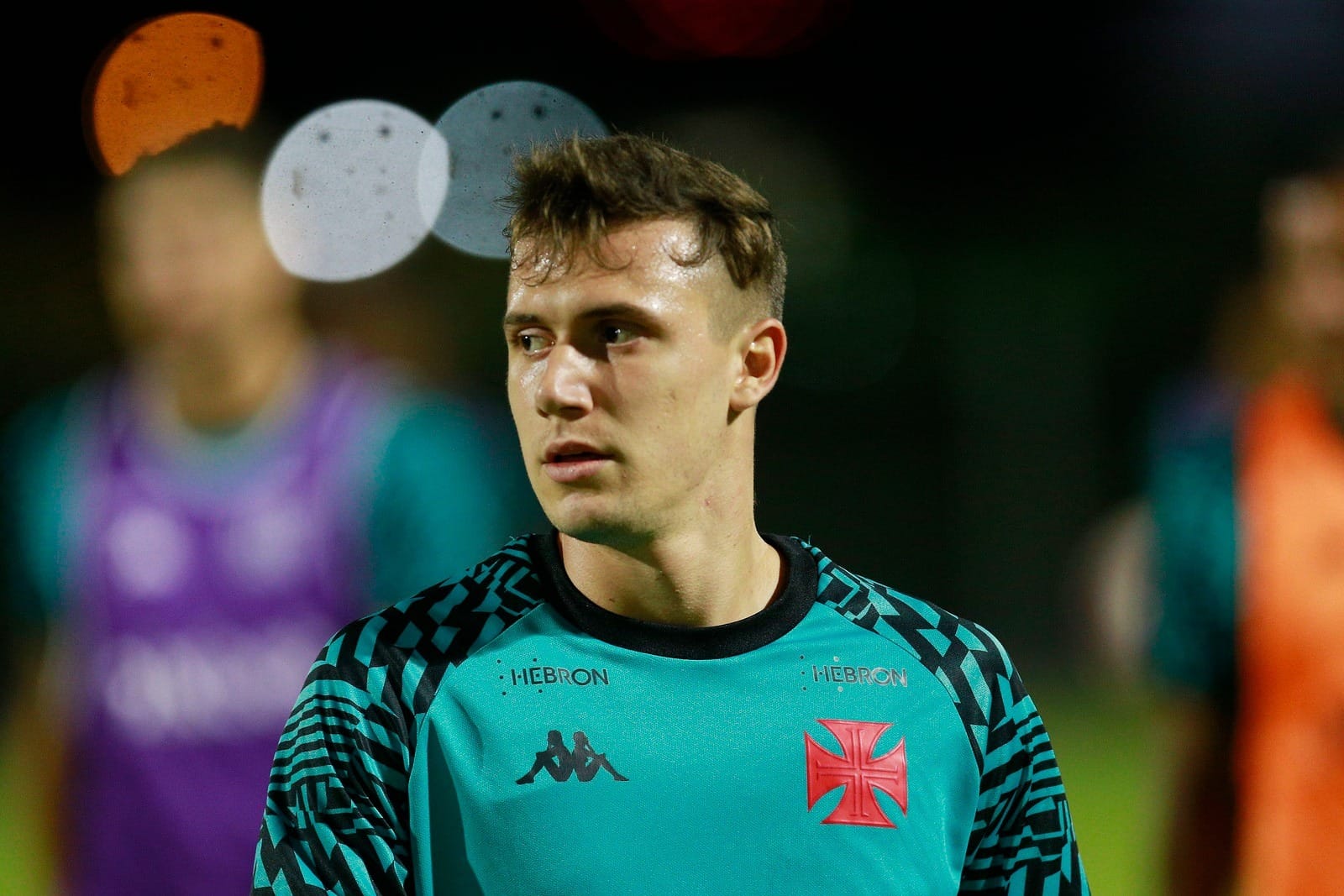 Lucas Piton chora, sai de muletas e deve virar desfalque no Vasco