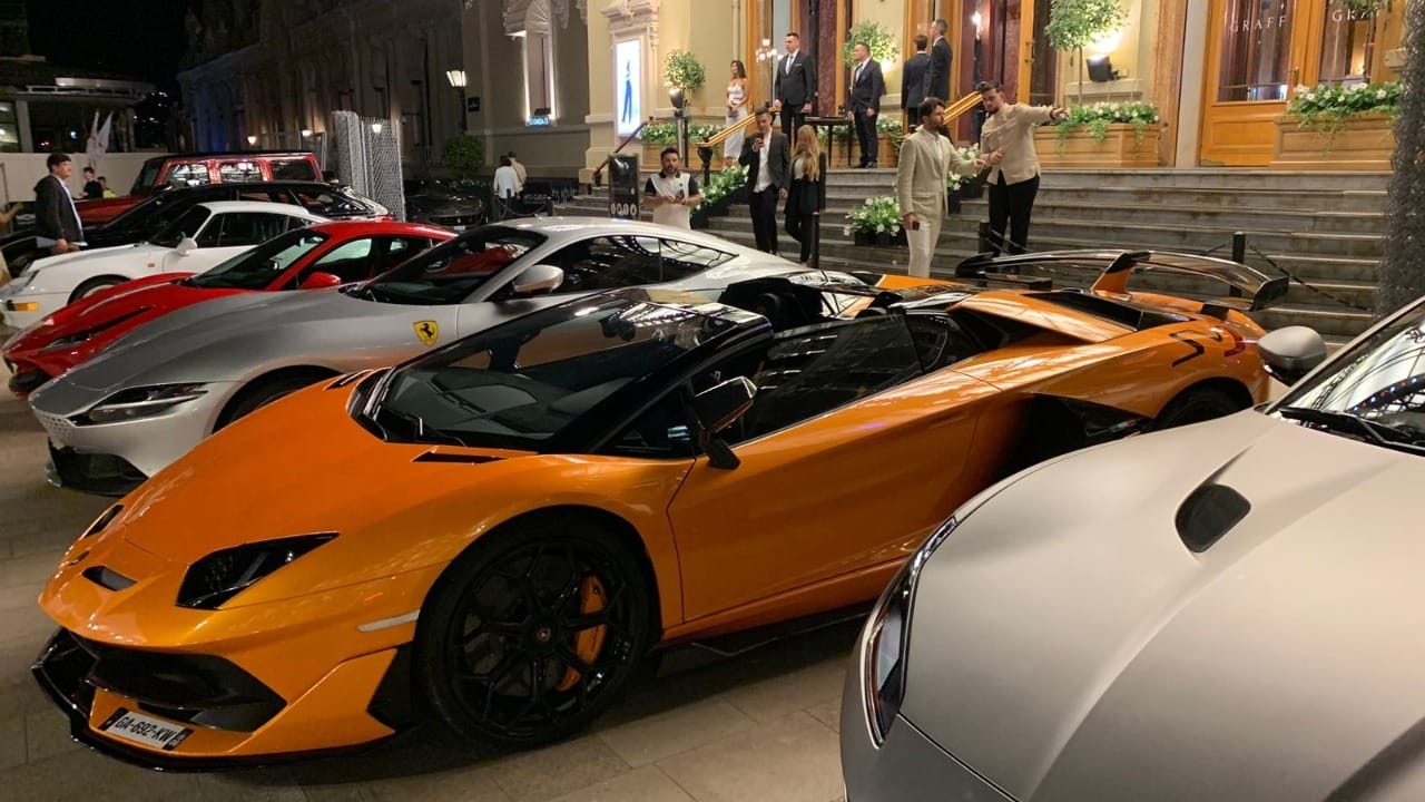 Carros de luxo estacionados diante do Cassino de Monte Carlo (Imagem: Emanuel Colombari/Band)