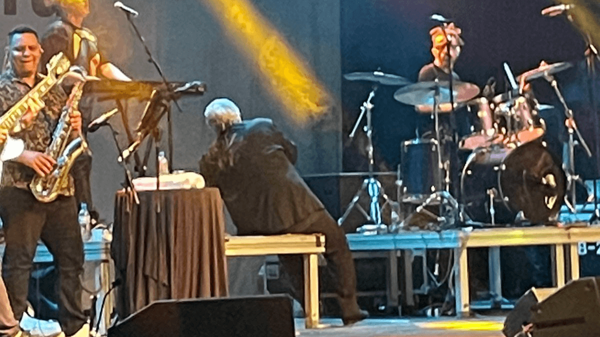 Vídeo: Sidney Magal passa mal durante show em São José dos Campos