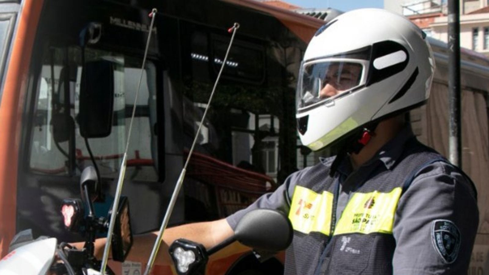 Agentes da SPtrans aplicam 40 mil multas ilegais por ano em SP