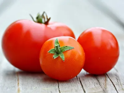 Como tirar a pele do tomate em segundos (sem precisar levar para água!)