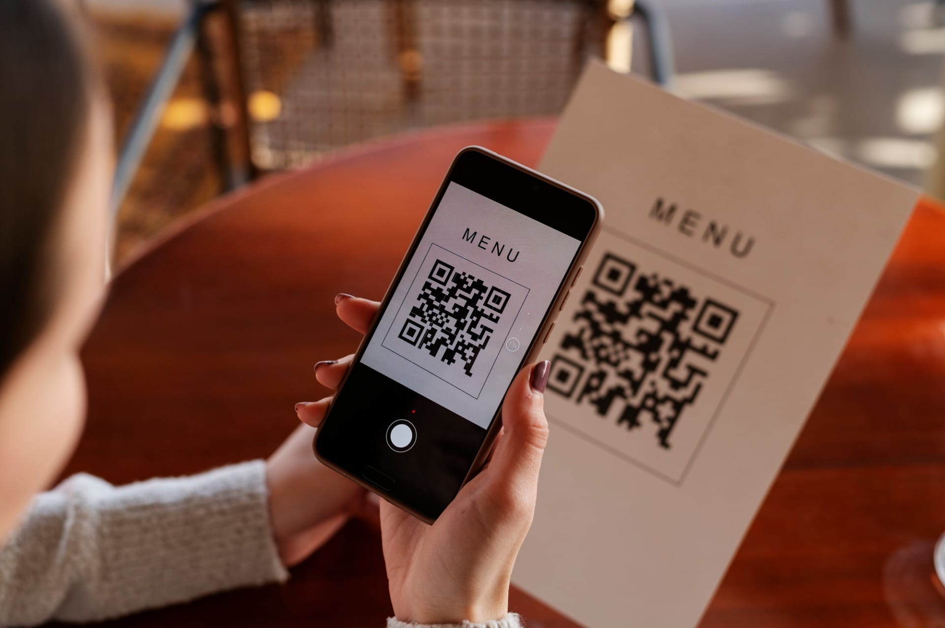 Tarcísio veta projeto que obriga cardápio de papel em bares e restaurantes