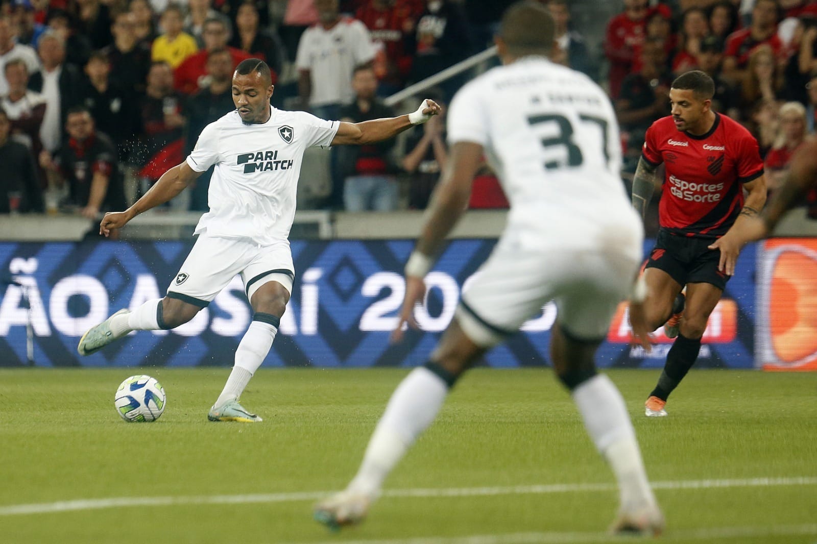 Botafogo perde por 1 a 0 para o Athletico-PR