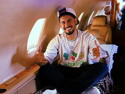 Zé Felipe explica razão para seguir morando perto de Virginia: 'Prático'