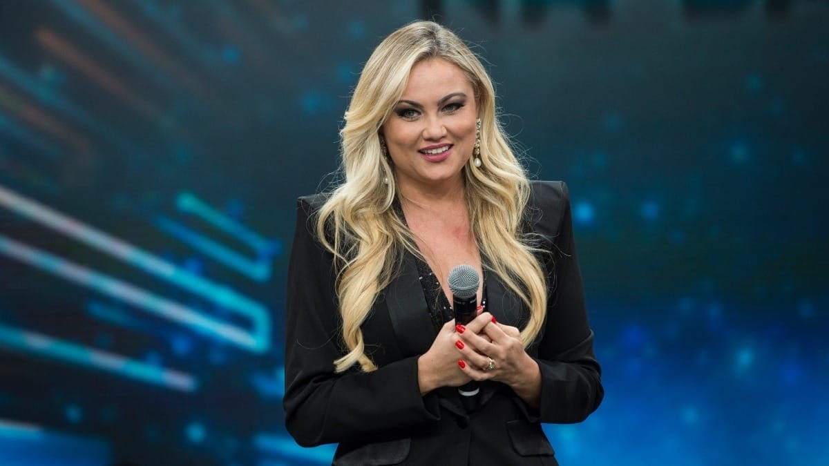 Ellen Rocche revela tática para evitar "mão boba" indesejada: "Tira rapidinho"