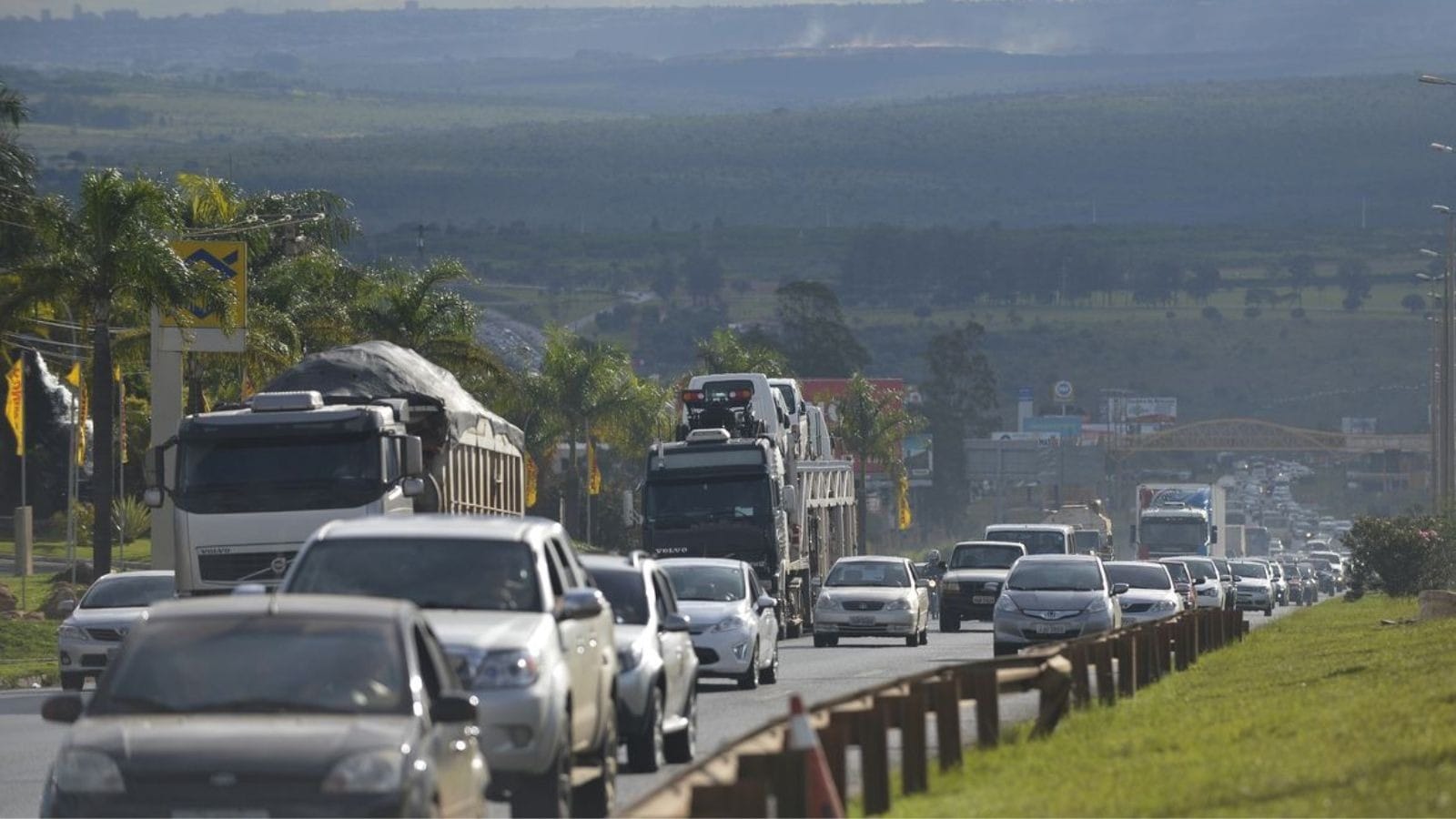 Feriado deve colocar mais de 2 milhões de carros nas estradas de SP