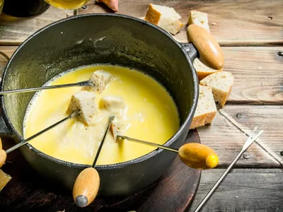 Fondue de queijo super econômico: Você conhece a origem dessa receita?