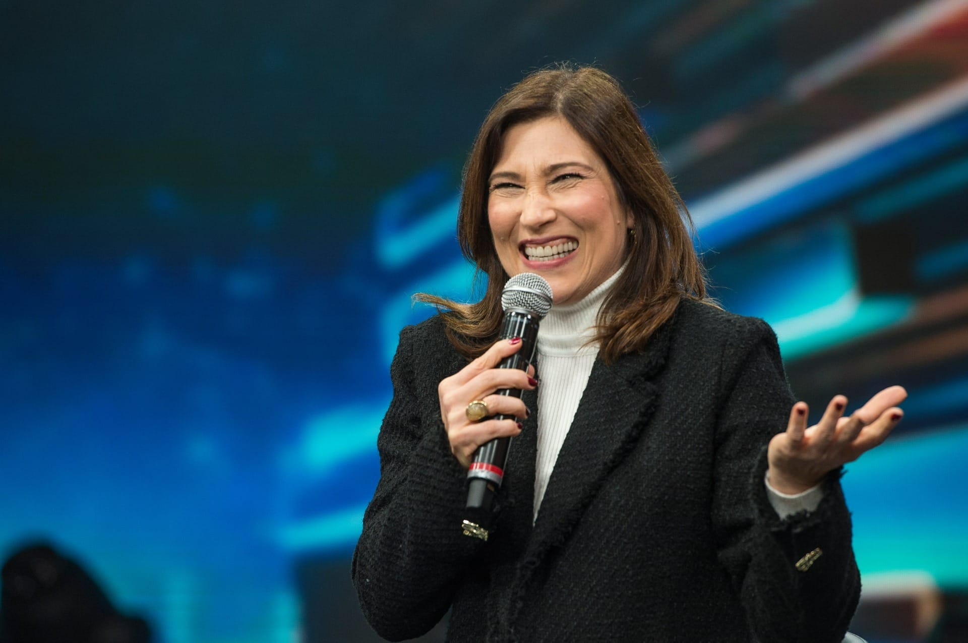 Beth Goulart diz que pai tinha ciúmes de ver Nicette Bruno beijando outros na TV