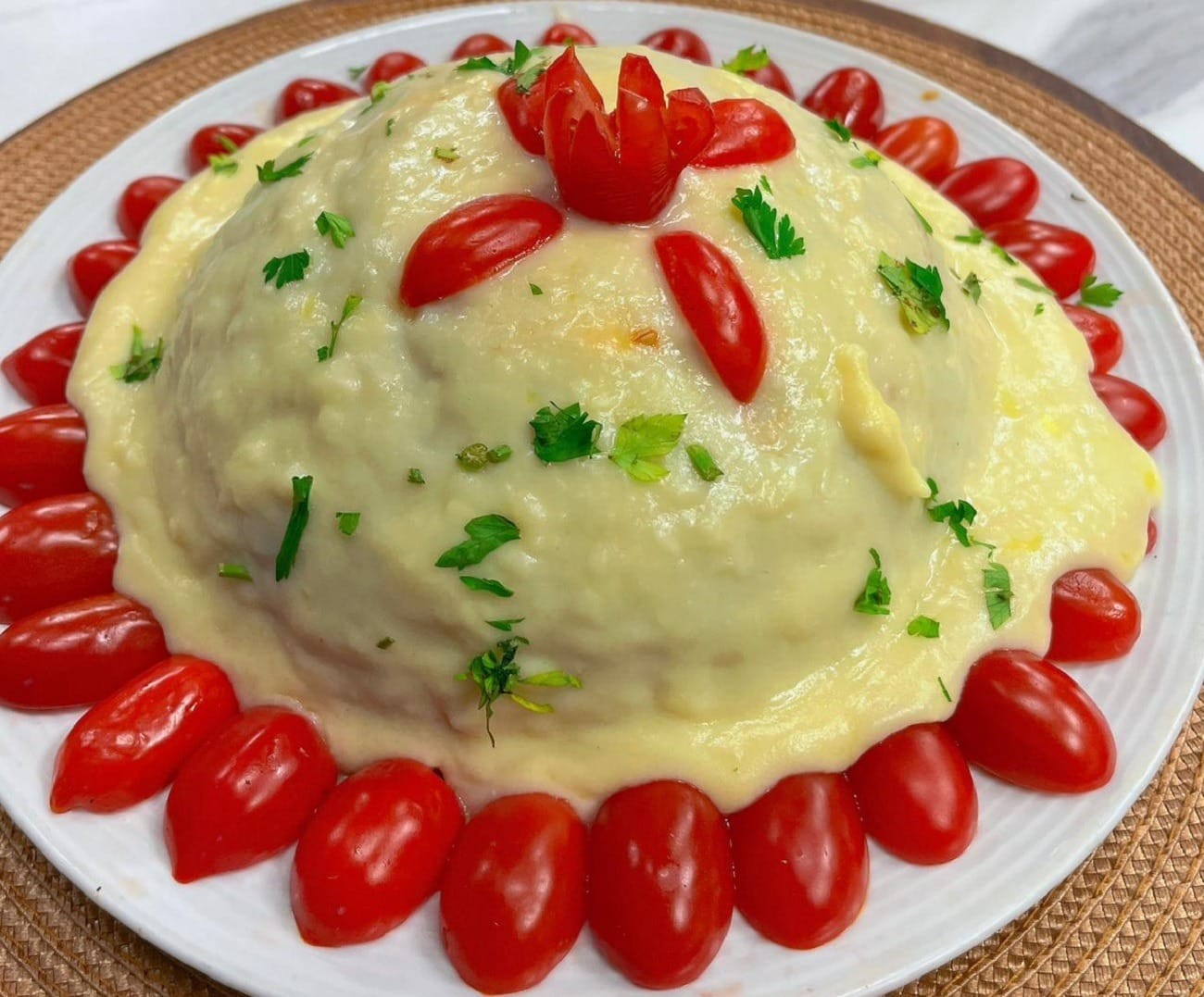 Bolo de calabresa artesanal recheado com purê de batata | Band Receitas