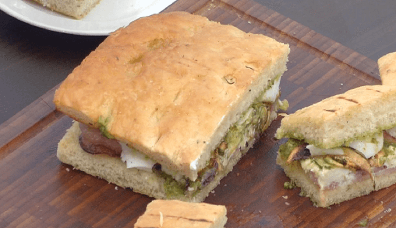 Focaccia com bacon redondo, burrata e ovo cozido | Band Receitas