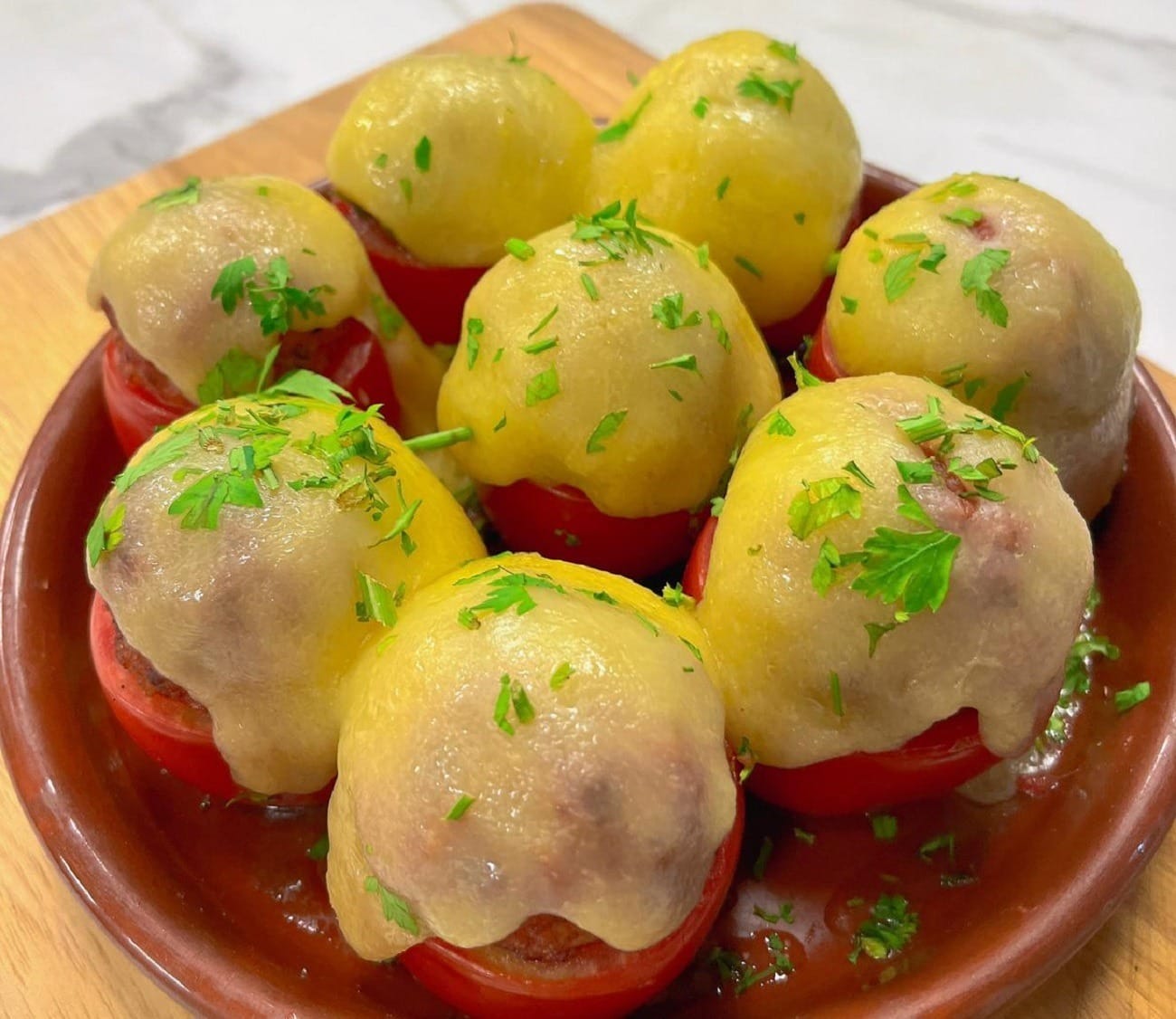 Tomate recheado com linguiça e coberto com muçarela | Band Receitas