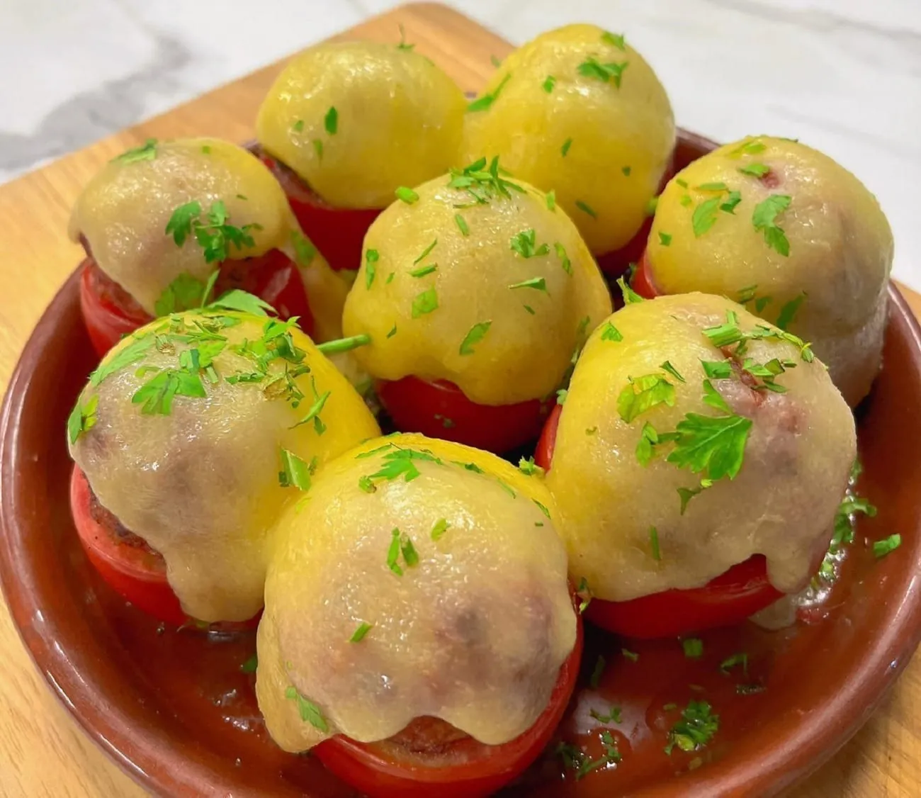 Tomate recheado com linguiça e coberto com muçarela | Band Receitas 