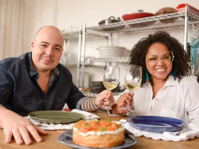 Casal de chefs entrega segredo para relacionamento duradouro: “Uma lava-louças"