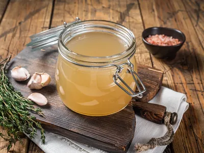 Caldo de frango caseiro: Chef ensina receita nutritiva, saborosa e vai-com-tudo!