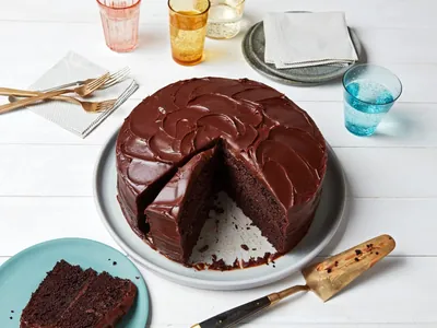 Bolo de chocolate fofinho, com calda não-tão-doce: veja receita de Carole Crema