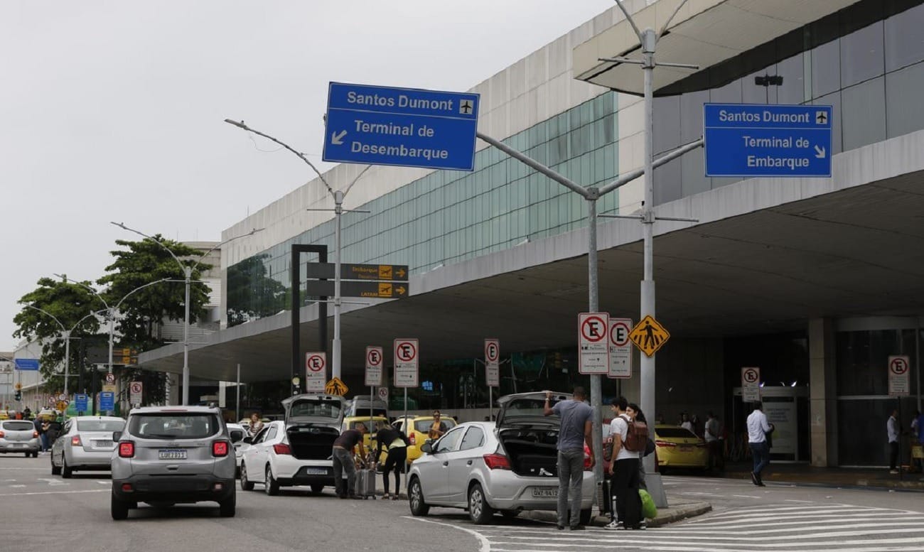 Vazamento de óleo interdita pista e atrasa voos no aeroporto Santos Dumont