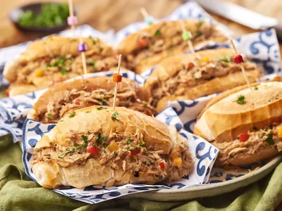 Lanche de pernil super suculento: veja receita do Chef Roberto Ravioli