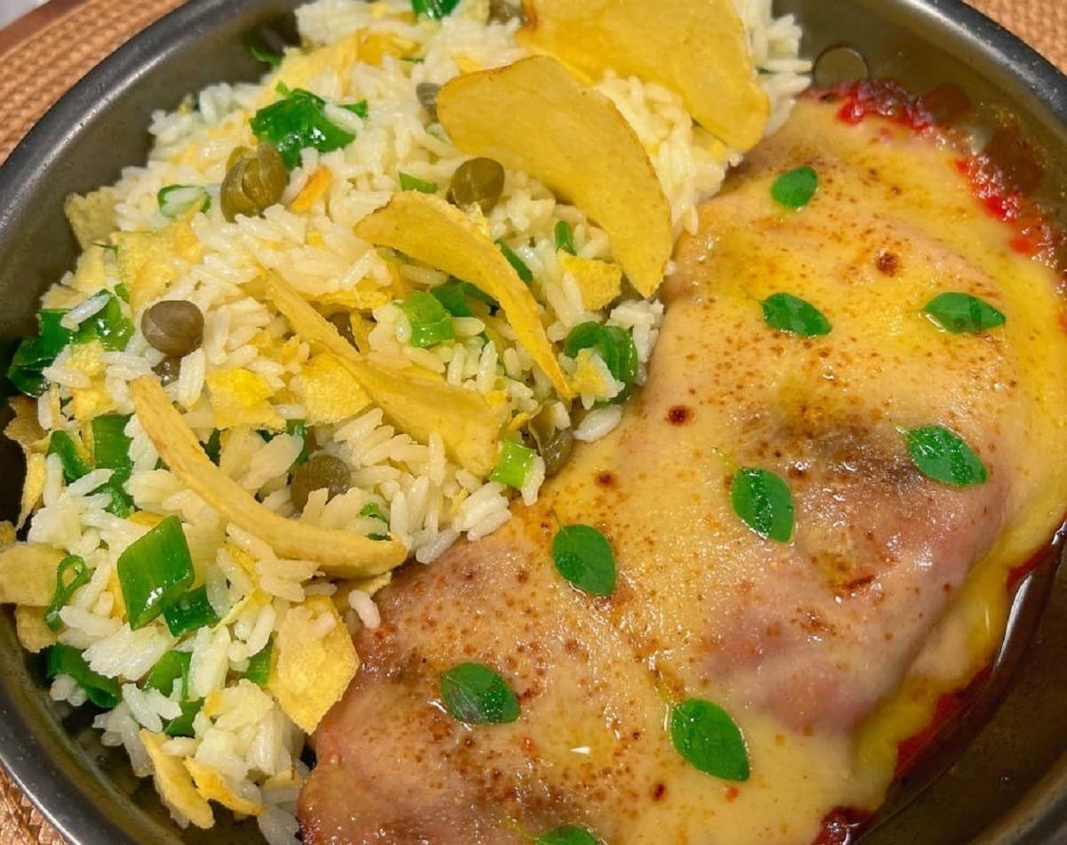 Bifes de cupim à parmegiana com arroz e batata chips | Band Receitas