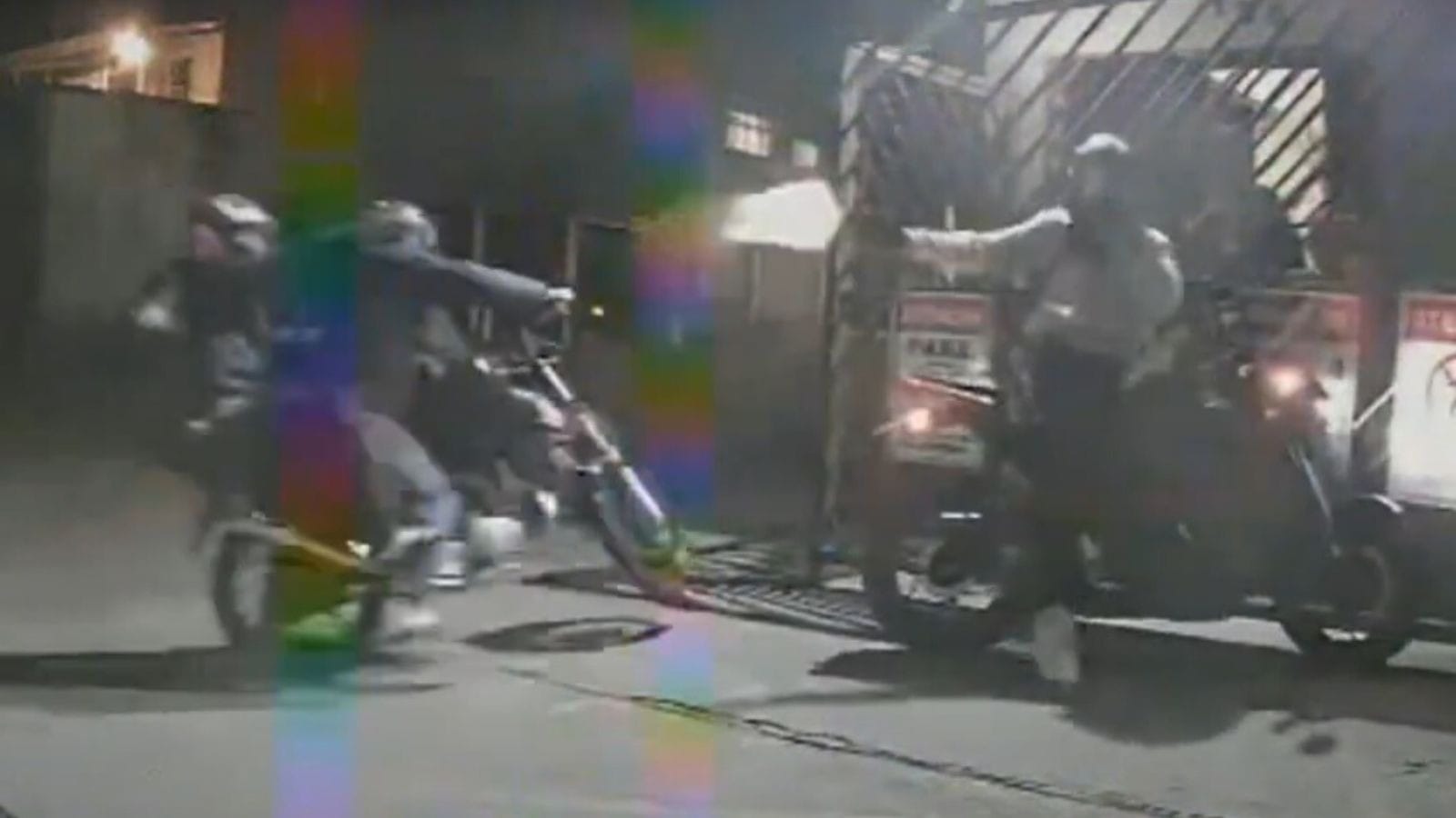 VÍDEO: Policial reage a assalto e atira em criminosos em SP