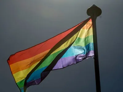Sob ameaça de violência, Berlim reúne multidão na Parada LGBT+