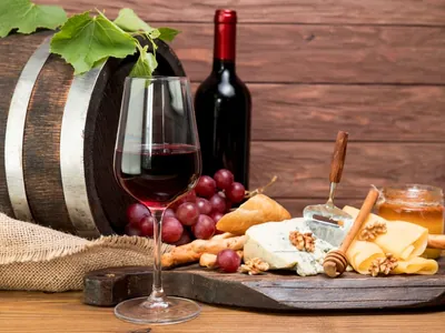 Vinhos bons e baratos: Descubra deliciosas combinações com queijos