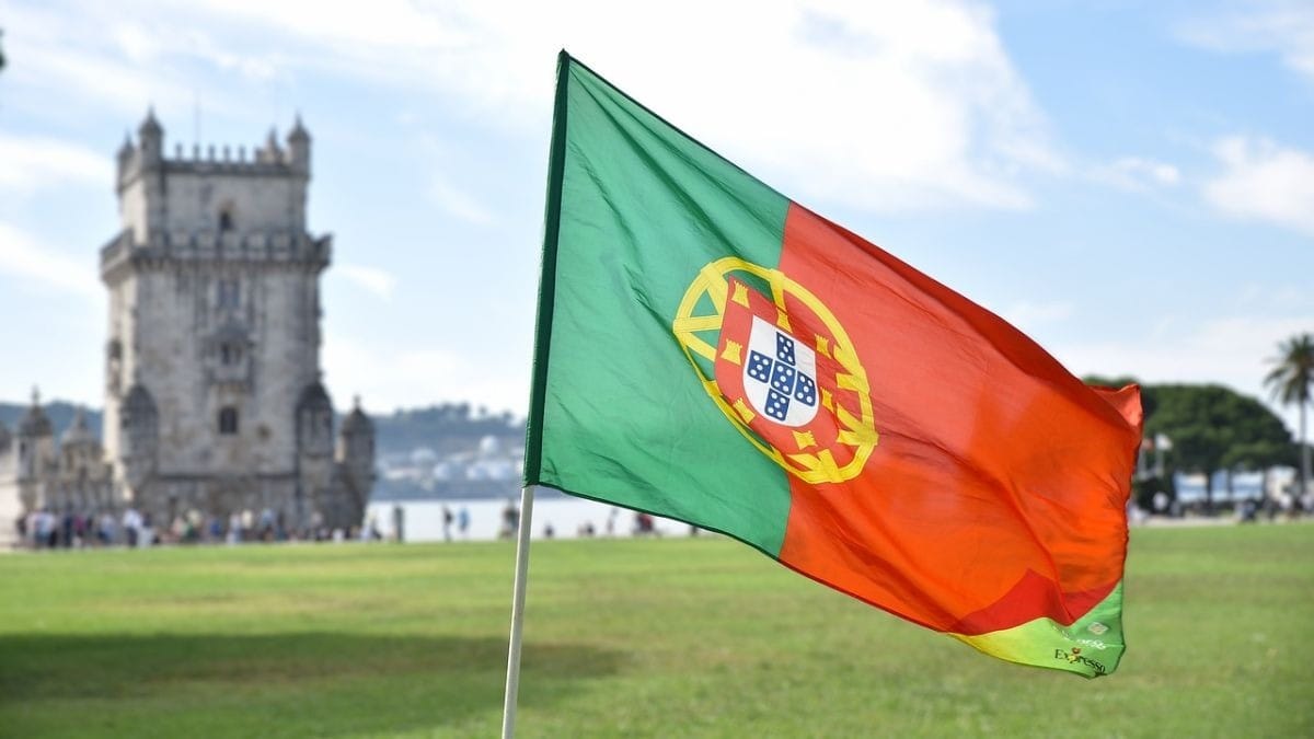 Mônica Bergamo: Portugal anuncia que irá deportar imigrantes; Itamaraty inicia negociações