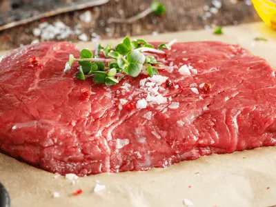 Como salgar a carne? Chef dá dicas para temperar filés