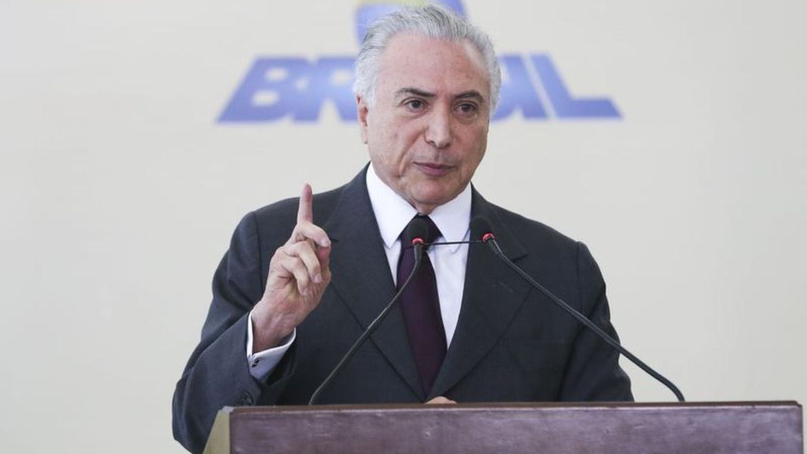 Temer vê falta credibilidade no governo e defende semipresidencialismo para evitar impeachment