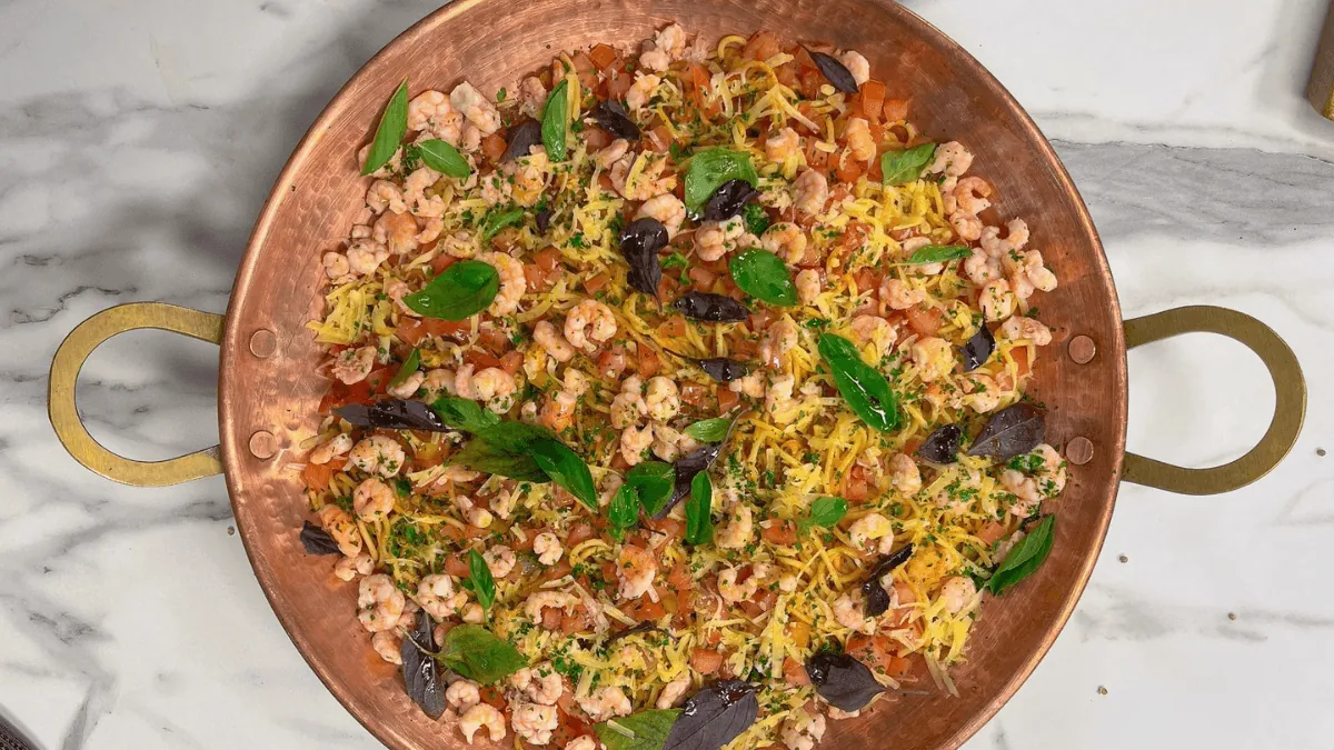 Espaguete ao molho de tomate picante com camarão | Band Receitas